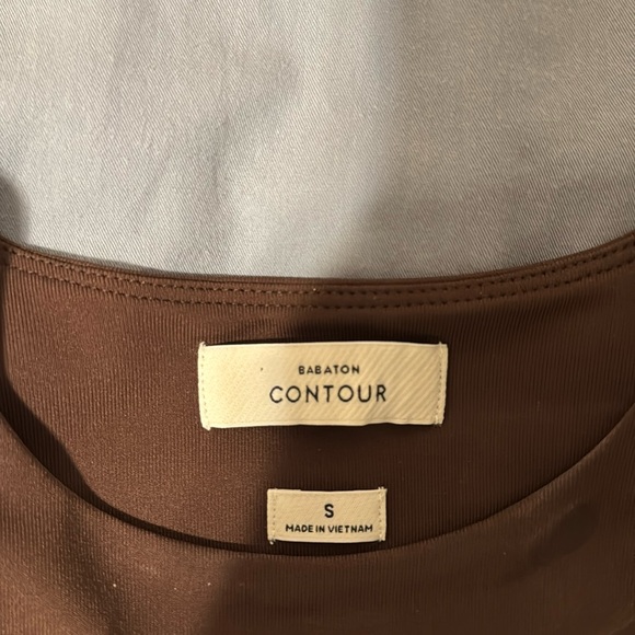Aritzia Contour Crew Cropped Shirt - Picture 1 of 2